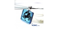 Pendentif en verre dichroïque ( cheval & fer à cheval )